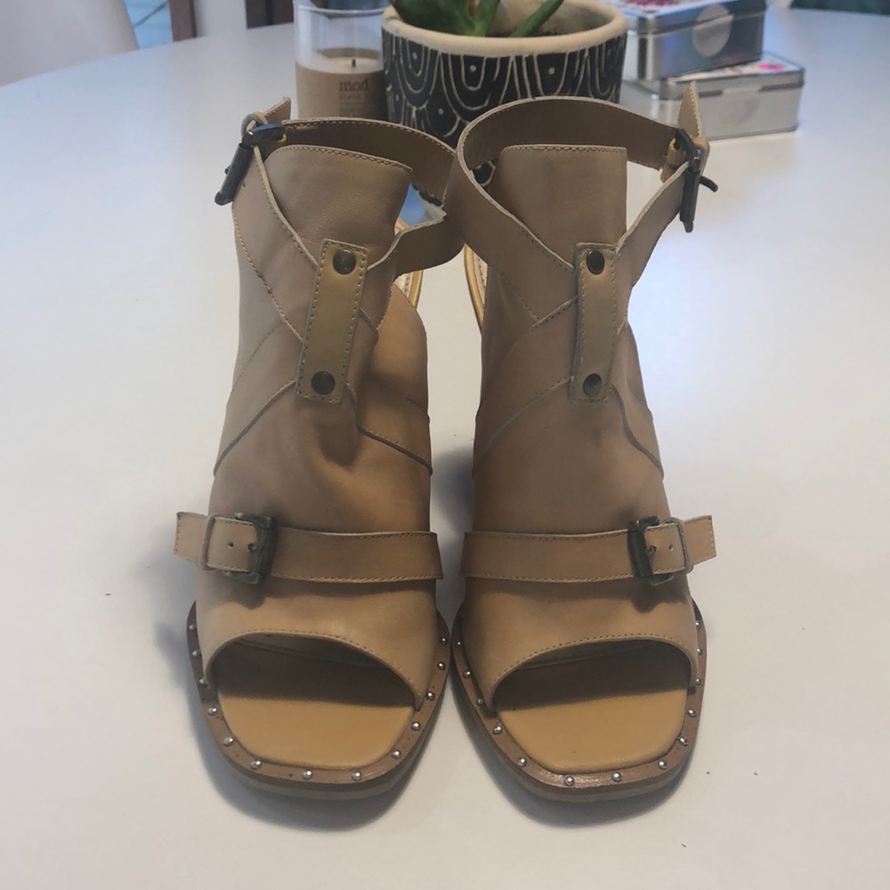 Two Lips Wedges